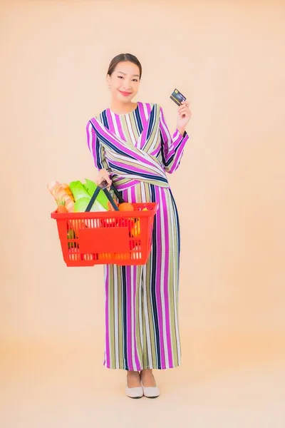 Ritratto Bella Giovane Donna Asiatica Con Cesto Della Spesa Supermercato — Foto Stock