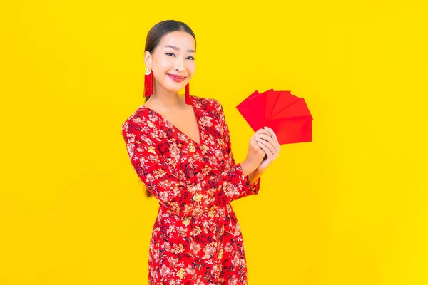 Porträt Schöne Junge Asiatische Frau Mit Roten Umschlägen Auf Gelbem — Stockfoto