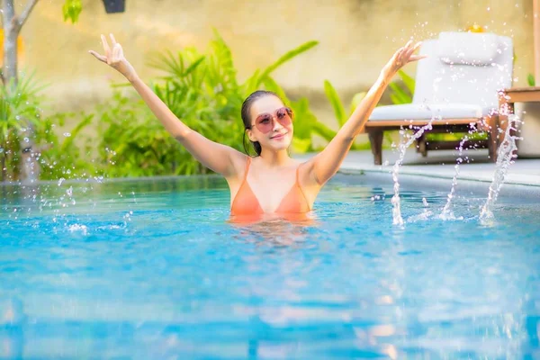 Retrato Hermosa Joven Mujer Asiática Disfrutar Relajarse Alrededor Piscina Para —  Fotos de Stock