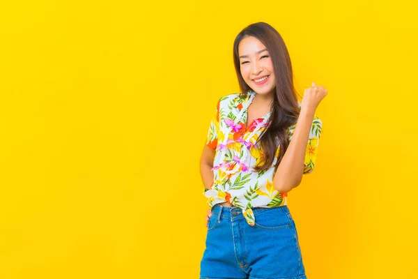 Retrato Bonito Jovem Asiático Mulher Desgaste Colorido Camisa Amarelo Fundo — Fotografia de Stock