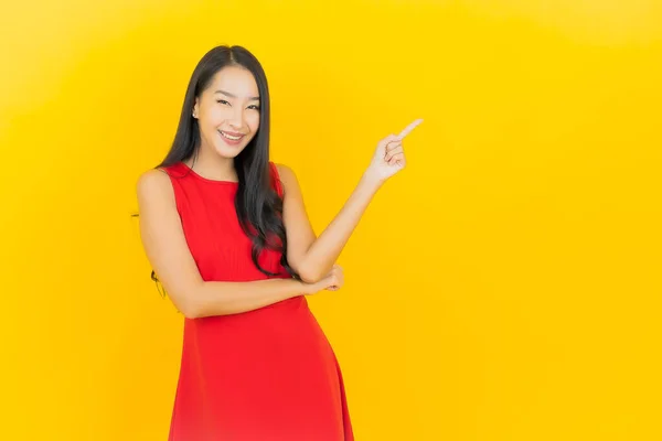 Retrato Hermosa Joven Mujer Asiática Llevar Vestido Rojo Sonrisa Con —  Fotos de Stock
