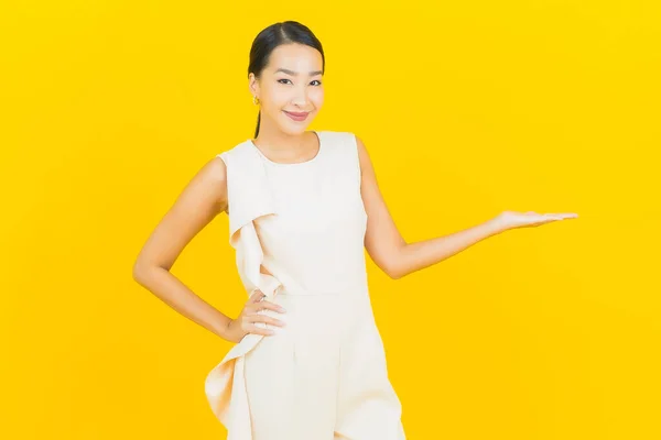 Portrét Krásná Mladá Asijská Žena Úsměv Akcí Žlutém Pozadí — Stock fotografie