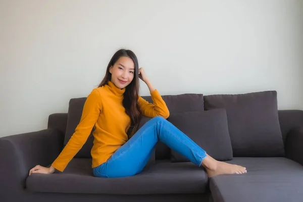 Portrait Jeune Asiatique Femme Heureux Relax Sourire Sur Canapé Chaise — Photo