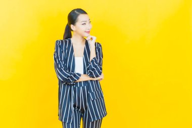 Portre güzel Asyalı kadın gülümsüyor. Renkli arka planda hareket var.