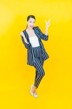 Portre güzel Asyalı kadın gülümsüyor. Renkli arka planda hareket var.