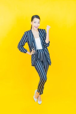 Portre güzel Asyalı kadın gülümsüyor. Renkli arka planda hareket var.