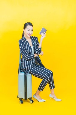 Çantalı ve pasaportlu güzel Asyalı kadın seyahate hazır.