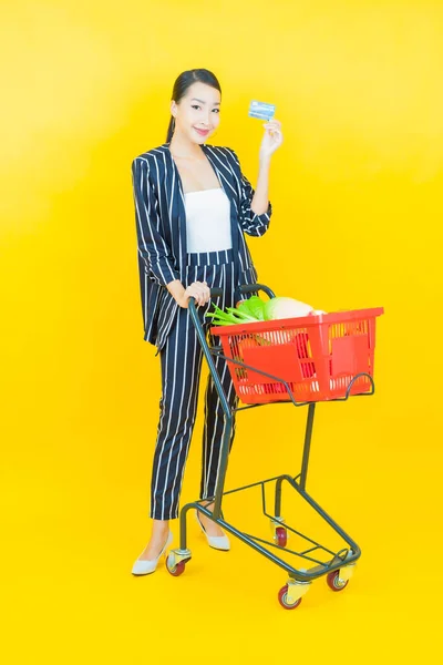 Retrato Hermosa Joven Asiática Mujer Sonrisa Con Cesta Supermercado Color —  Fotos de Stock