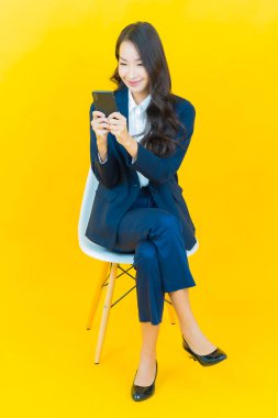 Portre güzel Asyalı kadın gülümsüyor. Renkli arka planda hareket var.