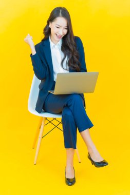 Asyalı güzel bir kadının portresi bilgisayarla izole edilmiş arka planda gülümsüyor.