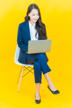 Asyalı güzel bir kadının portresi bilgisayarla izole edilmiş arka planda gülümsüyor.