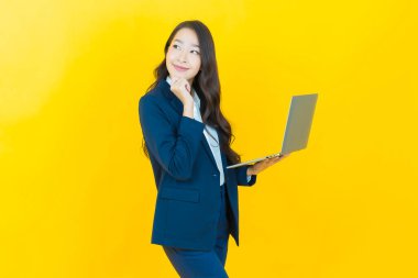 Asyalı güzel bir kadının portresi bilgisayarla izole edilmiş arka planda gülümsüyor.