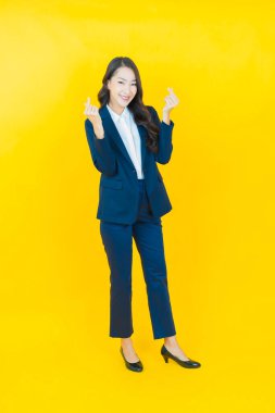 Portre güzel Asyalı kadın gülümsüyor. Renkli arka planda hareket var.