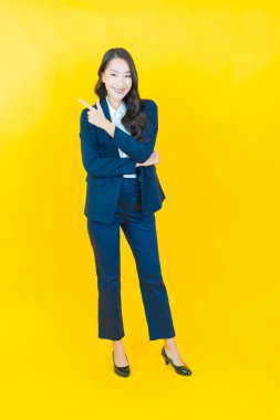 Portre güzel Asyalı kadın gülümsüyor. Renkli arka planda hareket var.