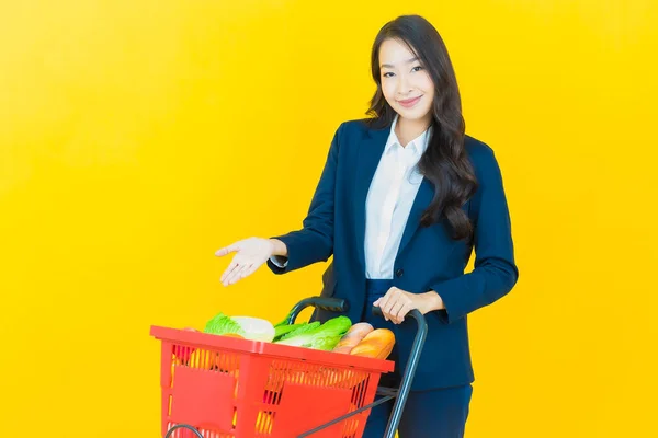 Portré Gyönyörű Fiatal Ázsiai Mosoly Élelmiszer Kosár Szupermarket Színes Háttér — Stock Fotó