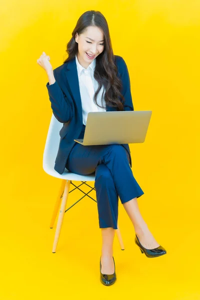 Ritratto Bella Giovane Donna Asiatica Sorriso Con Computer Portatile Sfondo — Foto Stock