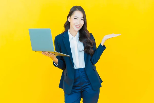 Retrato Bonito Jovem Asiático Mulher Sorriso Com Computador Laptop Isolado — Fotografia de Stock