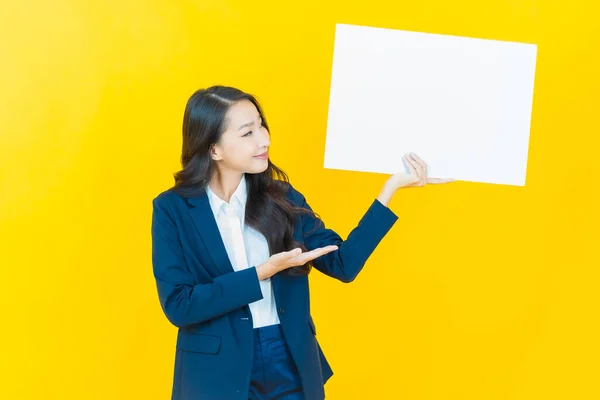 Retrato Hermosa Joven Asiática Mujer Con Vacío Blanco Cartel Color — Foto de Stock