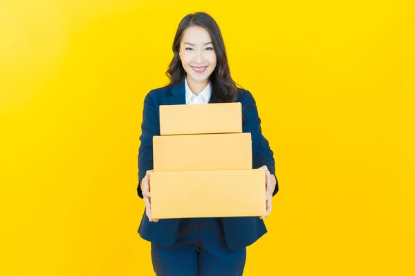 Portret Mooie Jonge Aziatische Vrouw Met Doos Klaar Voor Verzending — Stockfoto