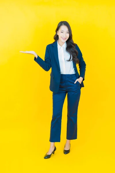 Retrato Hermosa Joven Asiática Mujer Sonrisa Con Acción Color Fondo —  Fotos de Stock