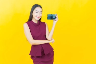 Güzel bir Asyalı kadın portresi. Arka planda kamera kullan.