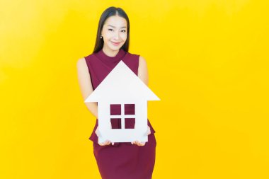 Ev ya da kağıt tabelalı güzel Asyalı kadın portresi