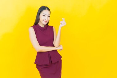 Portre güzel Asyalı kadın gülümsüyor. Renkli arka planda hareket var.