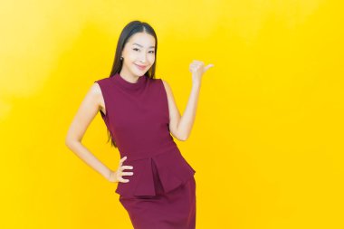 Portre güzel Asyalı kadın gülümsüyor. Renkli arka planda hareket var.