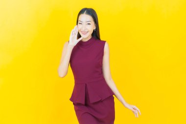 Portre güzel Asyalı kadın gülümsüyor. Renkli arka planda hareket var.