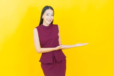 Portre güzel Asyalı kadın gülümsüyor. Renkli arka planda hareket var.