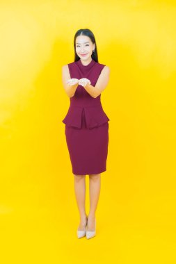 Portre güzel Asyalı kadın gülümsüyor. Renkli arka planda hareket var.