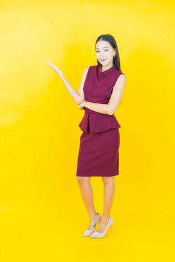 Portre güzel Asyalı kadın gülümsüyor. Renkli arka planda hareket var.