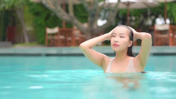 아름다운 아시아 리조트에 수영장 주위에서 휴식을 취하는 — 비디오