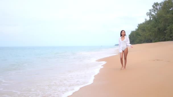 Portrait Belle Jeune Femme Asiatique Détendre Autour Piscine Extérieure Station — Video