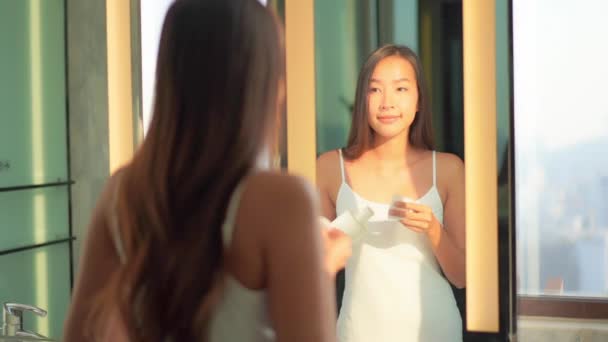 Imagini Femeie Asiatică Frumoasă Care Face Machiaj Fața Oglinzii Hotel — Videoclip de stoc