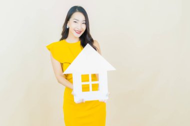 Ev ya da kağıt tabelalı güzel Asyalı kadın portresi