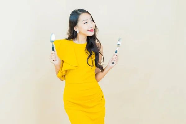 Güzel Asyalı Bir Kadının Portresi Kaşıkla Çatalla Gülümsüyor — Stok fotoğraf