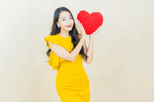 Portrét Krásná Mladá Asijská Žena Úsměv Srdcem Polštář Tvar Barevném — Stock fotografie