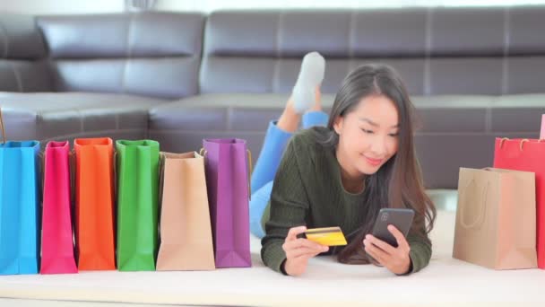 Záběry Krásné Asijské Žena Dělat Shopping Smartphone Kreditní Karty Posteli — Stock video