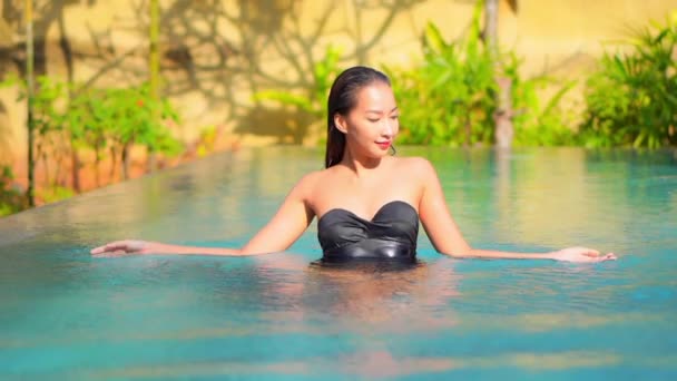 Güzel Bir Asyalı Kadın Portresi Tatil Köyünde Yüzme Havuzunda Rahatlıyor — Stok video