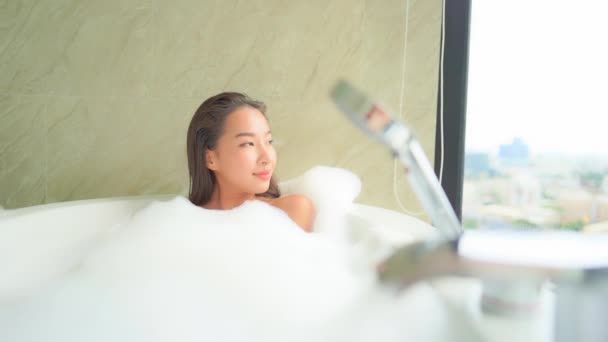 Imagens Bela Mulher Asiática Relaxante Banho Bolhas Hotel — Vídeo de Stock