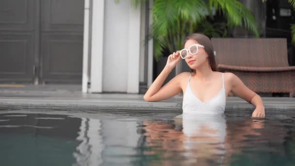 Güzel Bir Asyalı Kadın Portresi Tatil Köyünde Yüzme Havuzunda Rahatlıyor — Stok video
