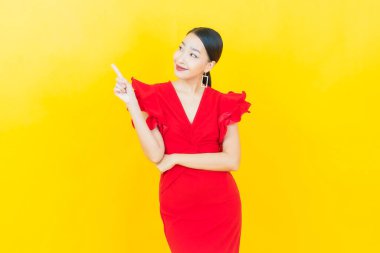 Portre güzel Asyalı kadın gülümsüyor. Renkli arka planda hareket var.