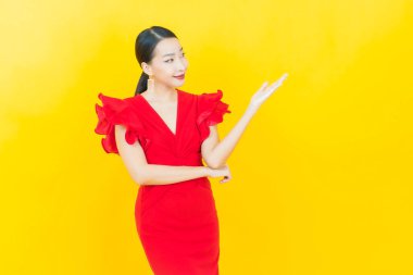 Portre güzel Asyalı kadın gülümsüyor. Renkli arka planda hareket var.