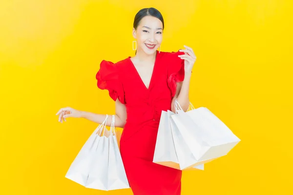 Porträt Schöne Junge Asiatische Frau Lächeln Mit Einkaufstasche Auf Farbigem — Stockfoto