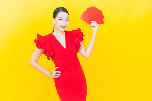 Portrait Belle Jeune Femme Asiatique Avec Enveloppe Rouge Sur Fond — Photo