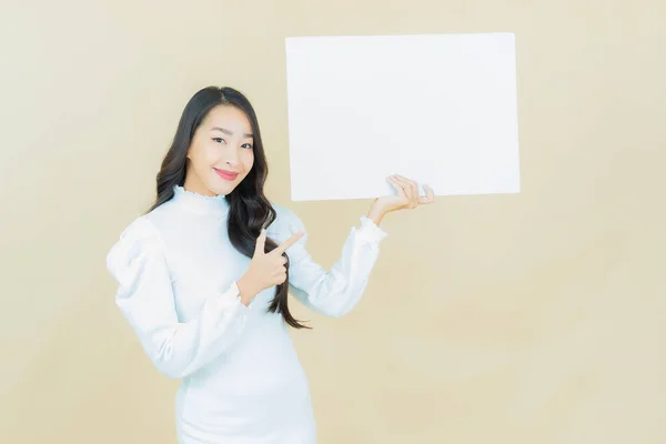 Πορτρέτο Όμορφη Νεαρή Ασιατική Γυναίκα Άδειο Λευκό Πινακίδα Στο Φόντο — Φωτογραφία Αρχείου