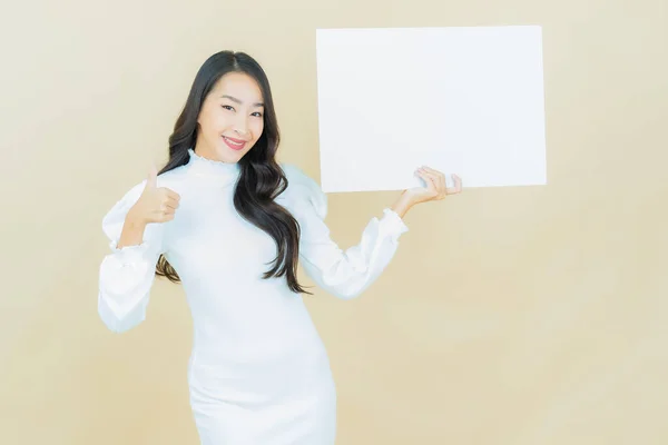 Портрет Красивая Молодая Азиатская Женщина Пустым Белым Рекламным Щитом Цветном — стоковое фото