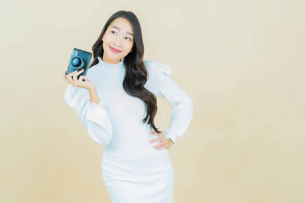 Portret Piękny Młody Azji Kobieta Używać Aparat Fotograficzny Kolorowe Tło — Zdjęcie stockowe