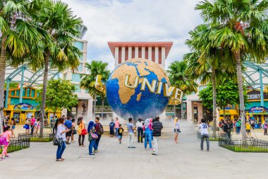 Singapur - 25 Haziran: turist ve pic alarak Tema parkı ziyaretçi